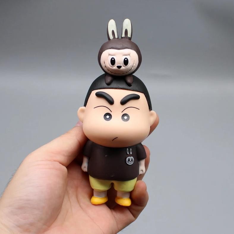 

14Cm Cartoon Gk Crayon Shin Chan Lying On Top Of His Head With Labubu Kawaii Desktop Decorations Model Doll Children Toys Gifts