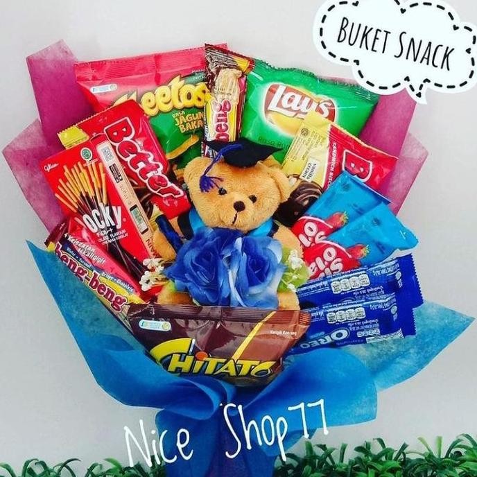 

Bucket Snack dengan boneka wisuda