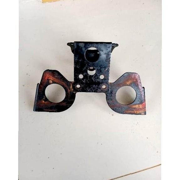 Sparepart dan Aksesoris kendaraan  dudukan breket Lampu Sein Sen belakang Suzuki Skydrive. Original.