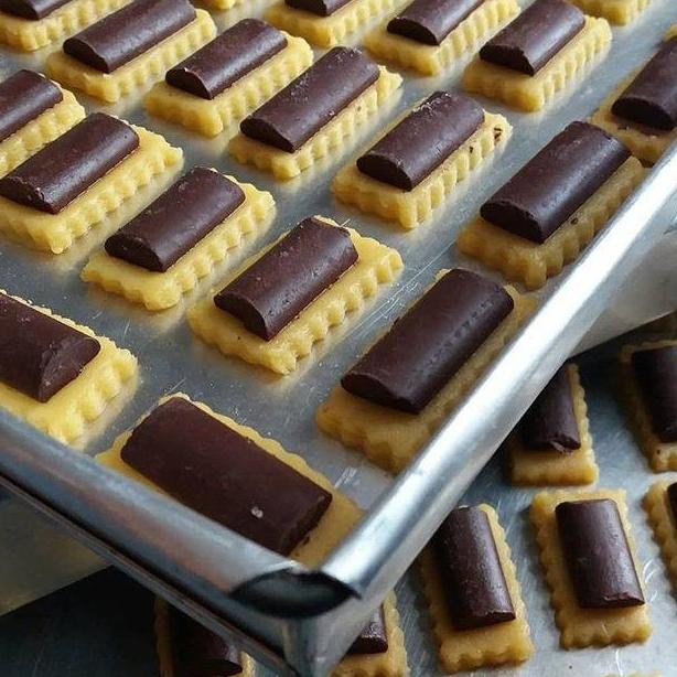 

Chmate Stick Chocolate Compound 1 KG ( BAKESTABLE )