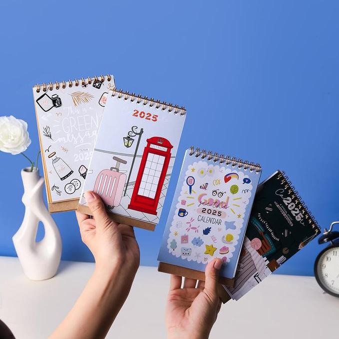

Bukuqu Calendar Meja A6 2025 - Ukuran A6 - Kalender Meja Aesthetic - Spiral Kalender Co
