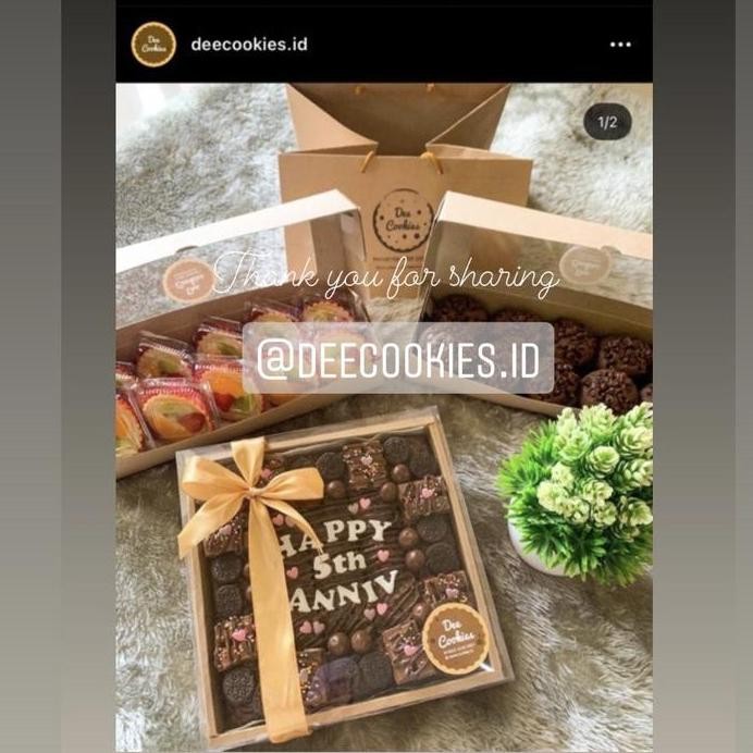 

ready stock Box Nastar Coklat tanpa sekat Uk luar 21.5x21.5x3.5cm isi 5/pak