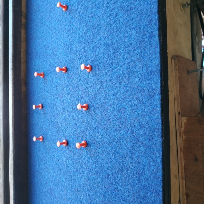

soft board gantung lis kayu 60x90cm( merah)