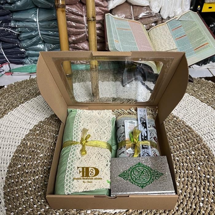 

HARGA TERBARU HAMPERS MUKENA MUSLIMAH / HADIAH KADO GIFT BOX ULTAH UANG TAHUN PACAR ALAT IBADAH