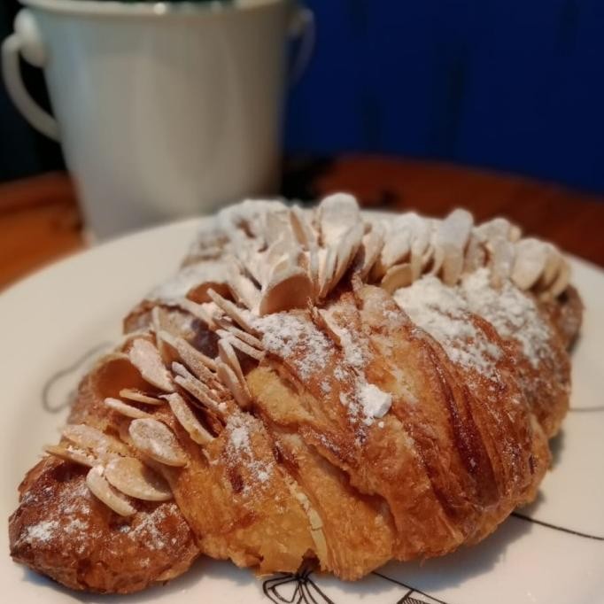

Almond Croissant by Giyanti Coffee Roastery Berkualitas
