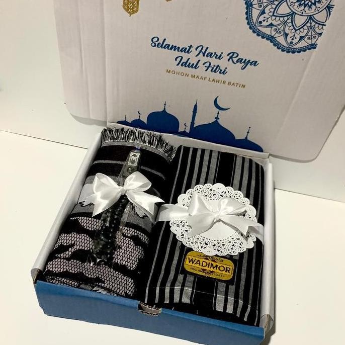 

Hampers Lebaran Sarung Sajadah Black Series/Giftbox Alat Sholat Cowok/Hampers Khitan/Ulang Tahun/Wisuda/Birthday/Ramadhan/Lebaran Idul Fitri RIY