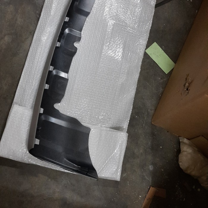 spoiler moulding garnish bemper depan tengah pajero sport 2009-2013