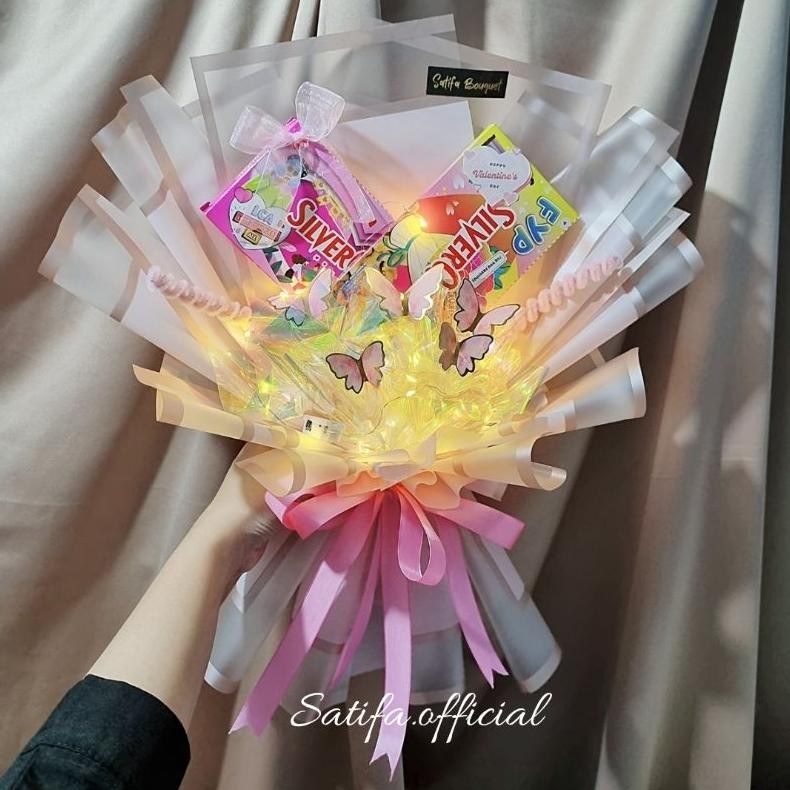 

TERMURAH (READY STOCK) Bouquet Coklat Silverqueen Bear Ada Lampu Bisa nyala 3 model kelap-kelip Edisi Valentine 2024 / Bucket Butterfly Hadiah Pacar Beruang / Buket Kupu Kupu Lampu LED Boneka Beruang gd-324