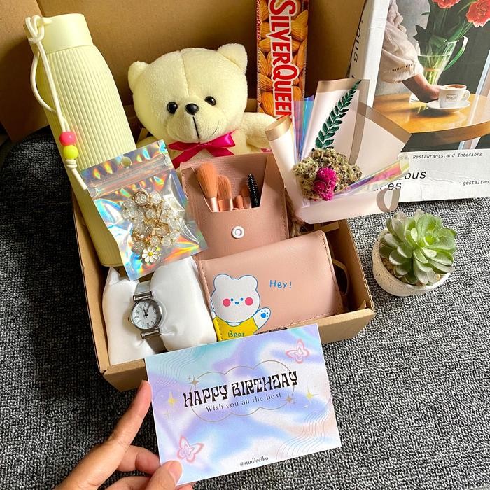

Studiociko - Set Kado Ulang Tahun isi Cokelat Botol Minum Boneka Hadiah Pacar Wisuda Anniversary