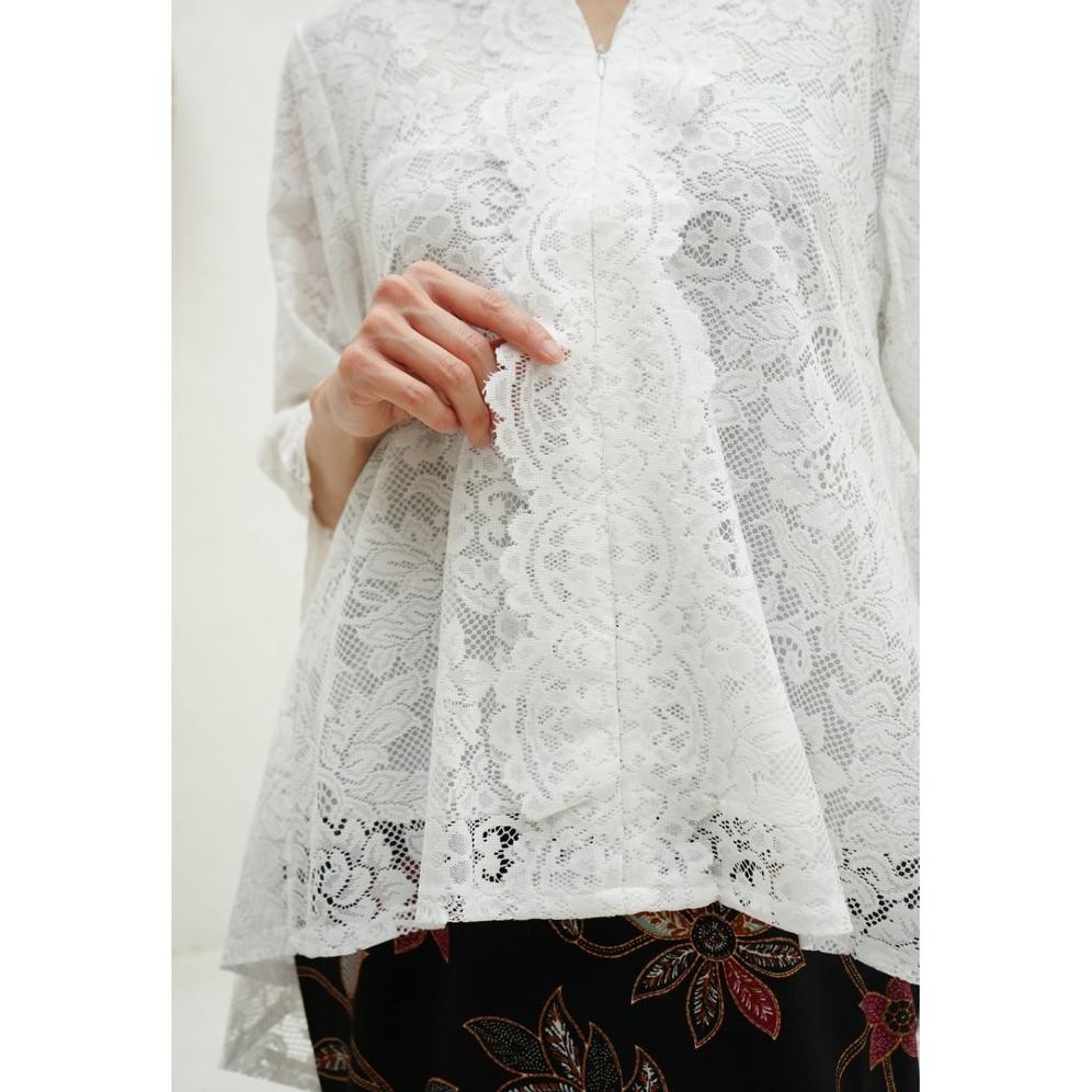 fx-76 IBUKEBAYA - KEBAYA ENCIM MODERN PANJANG BELAKANG PENGUIN BRUKAT PUTIH HITAM Terlaris