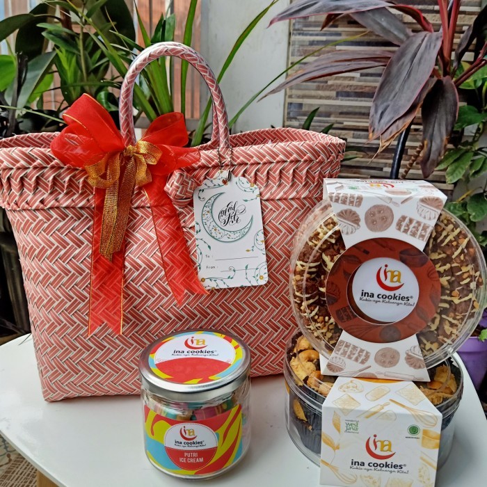 

PARCEL LEBARAN ANYAM ISI 2 TOPLES INA COOKIES