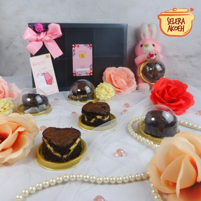 

BROWNIES CHOCO CHEESE VALENTINE'S HAMPERS