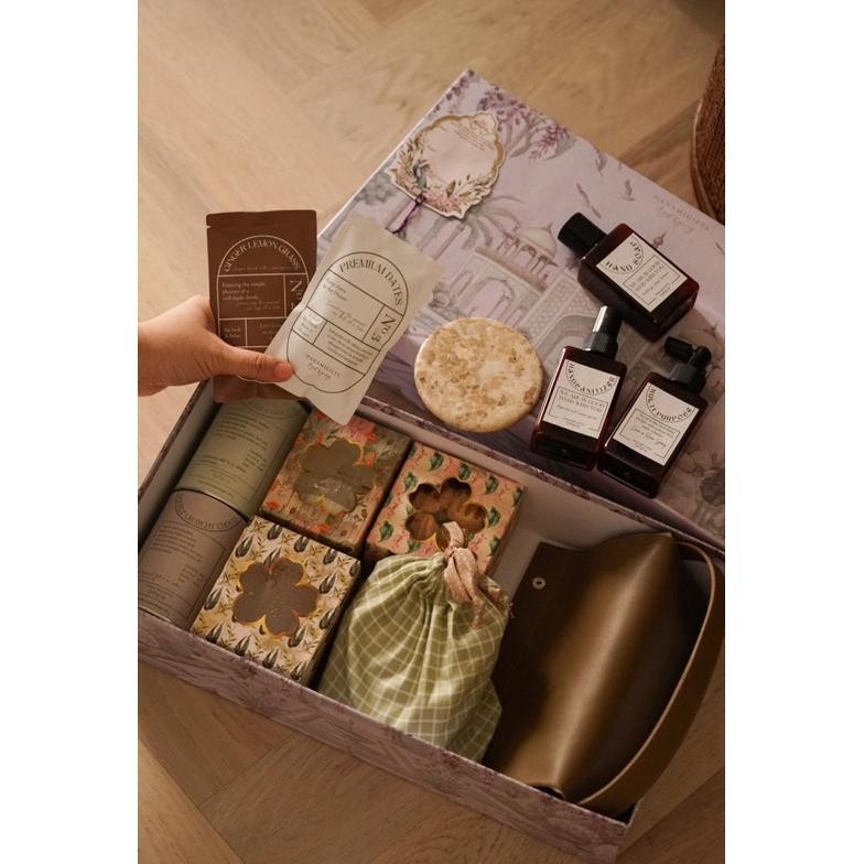 

AURORAE PEONY - HAMPERS EID MUBARAK/ HAMPERS LEBARAN/HAMPERS IDUL FITRI 2025/PARCEL LEBARAN/PAKET LEBARAN/KADO LEBARAN/EID MUBARAK 2025