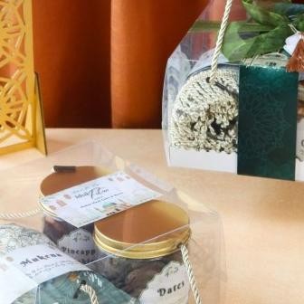 

Hampers Lebaran Kue Kering Kurma Sajadah Lalunee Premium dan Murah Terlaris