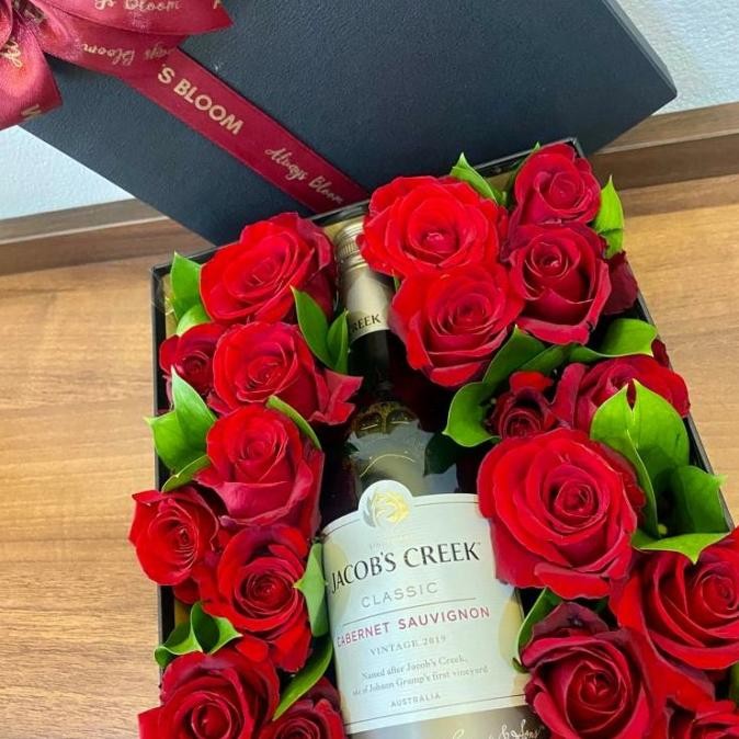 

WINE & FLOWER BOX/BUKET MAWAR DAN WINE/KADO GIFT HADIAH ANNIVERSARY Terlaris