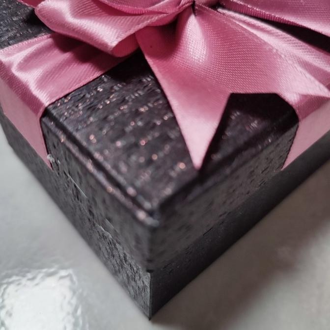 

KOTAK KADO MOTIF ANYAMAN EMBOS UNGU GALAXI murah