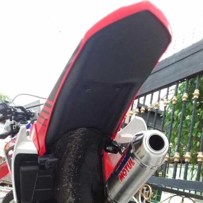 TUTUP SPAKBOR BELAKANG CRF 150 L ORIGINAL