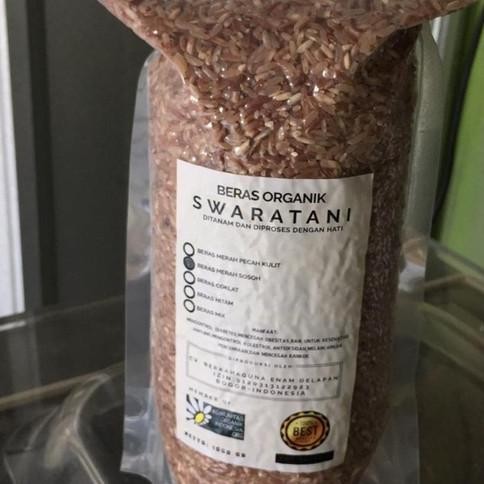 

Beras Merah Sosoh Organik Swaratani 1kg - Beras Merah Pecah Kulit nUg