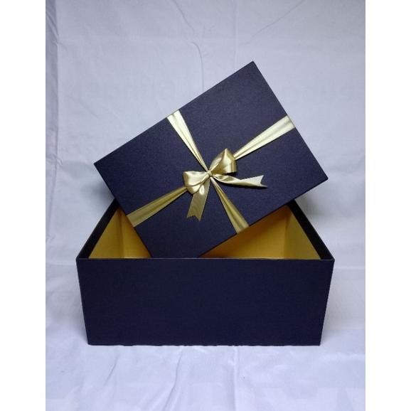 

Gift Box Medium + Kotak Hadiah + 35x25x15 cm
