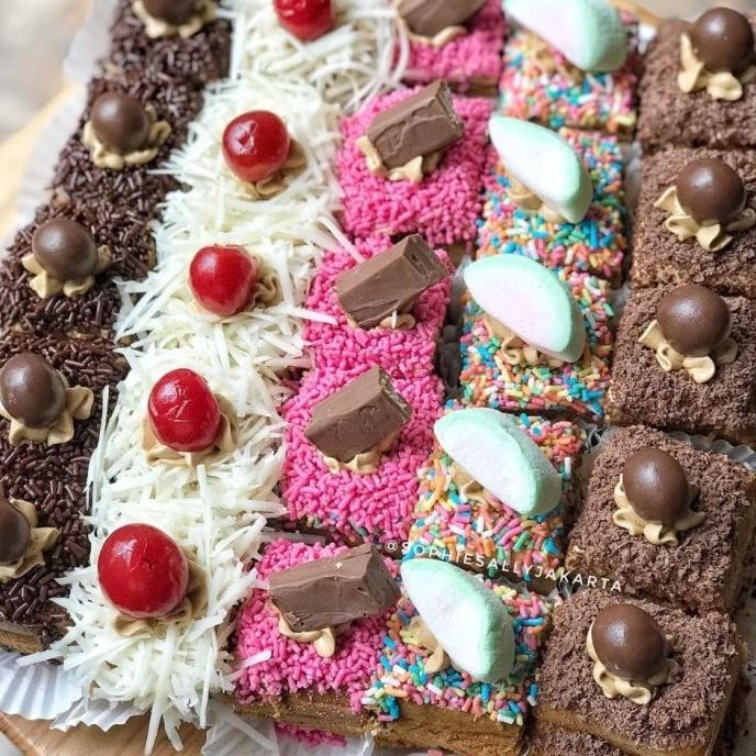 

Grosir Bolu Jadul Full Topping 20X20Cm