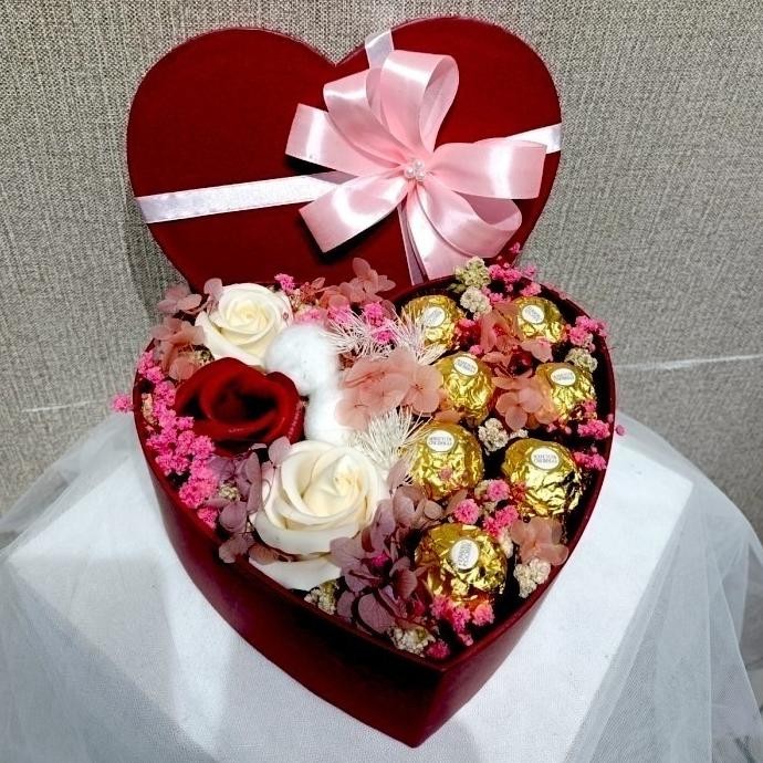 

Promo Hadiah Coklat Valentine Box Love Valentine Gift Love 7 Pcs Chocolate Ferrero