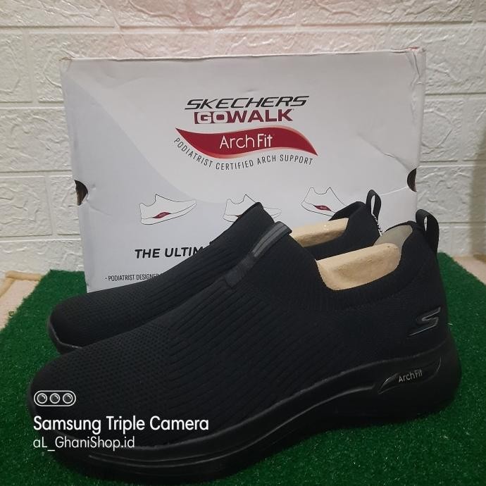 Sepatu slip on pria skechers go walk  arch fit iconic 216118 bbk original