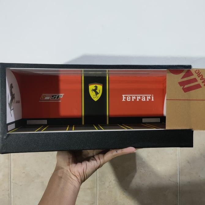 diorama hotwheels diecast ferrari lampu dengan tutup akrilik