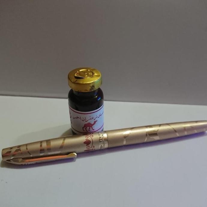 

Tersedia Pen / Pulpen / Pena 1 Paket + Tintan Jafaron Merah Kaligrafi / Rajah