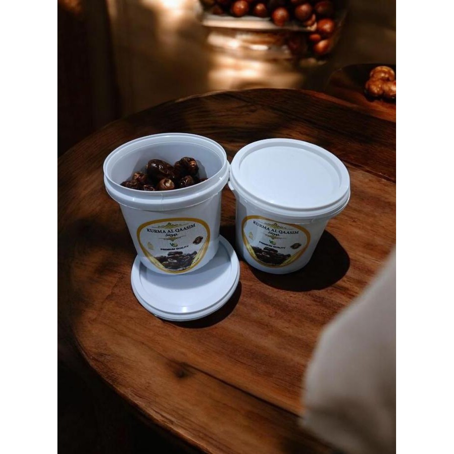 

paket ambyar 2 ember Kurma ember Al Qaasem Manis dan legit Camilan Food Kering Cemilan Snacks berat total 400gr