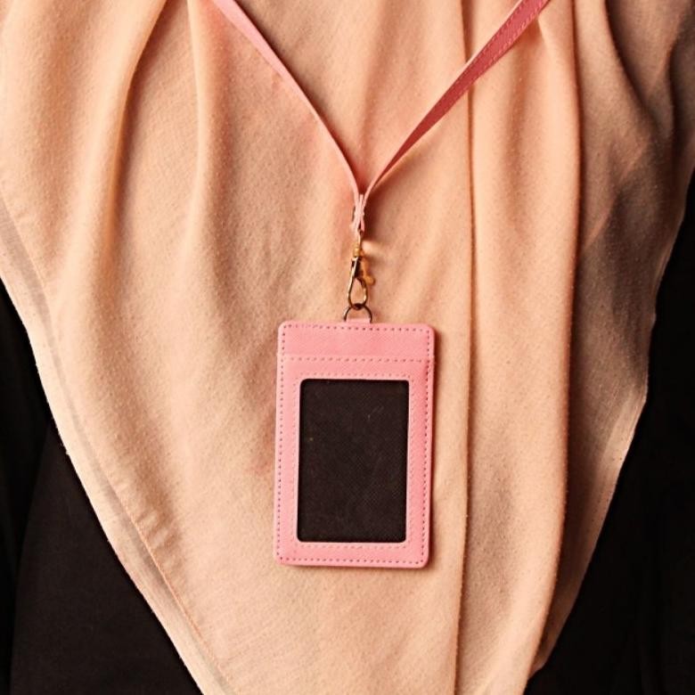 

Ready Gantungan Id Card Pria Dan Wanita Kulit Taiga 3 Slot Kartu Dengan Tali Aksesoris Kantor