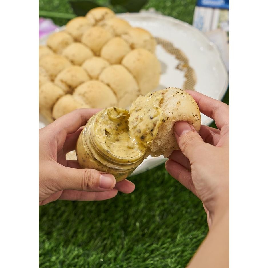 

Y Bun With Garlic Butter Dip