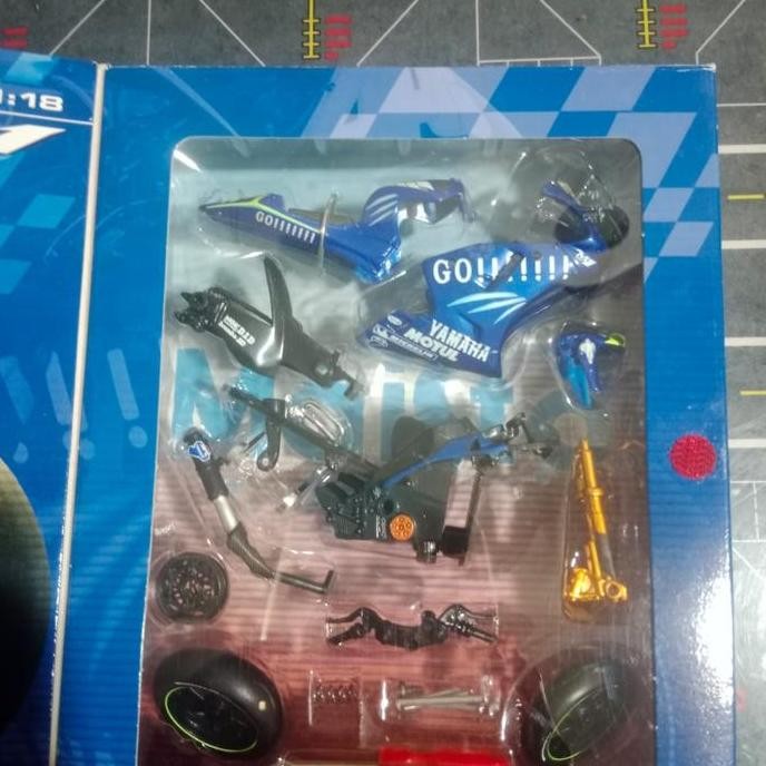 DIECAST MOTOGP YZR-M1 VALENTINO ROSSI 2004 ASSEMBLY KIT SKALA 18 BY MAISTO
