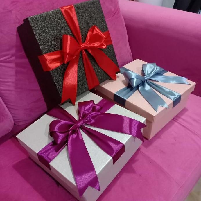 

ready kotak kado / box kado / box gift ukuran 20x20x8cm dengan pita besar