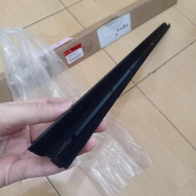 Karet Bludru / Pelipit Dalam Kaca Depan Kanan CRV 2013-2017 Original