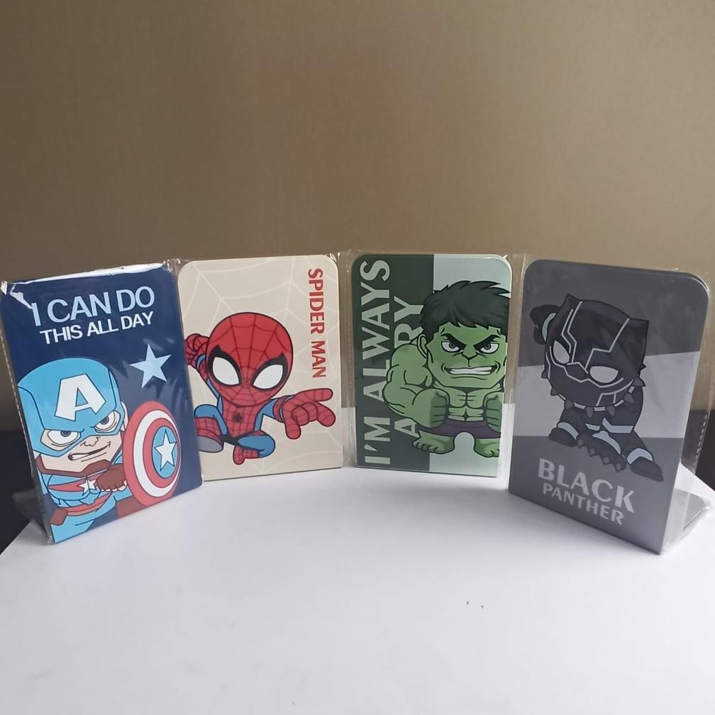 

1 Set isi 2 Pcs Book End Stand Motif Heroes / Sandaran Penyangga Buku / Pembatas Buku Super Hero Avengers RB07