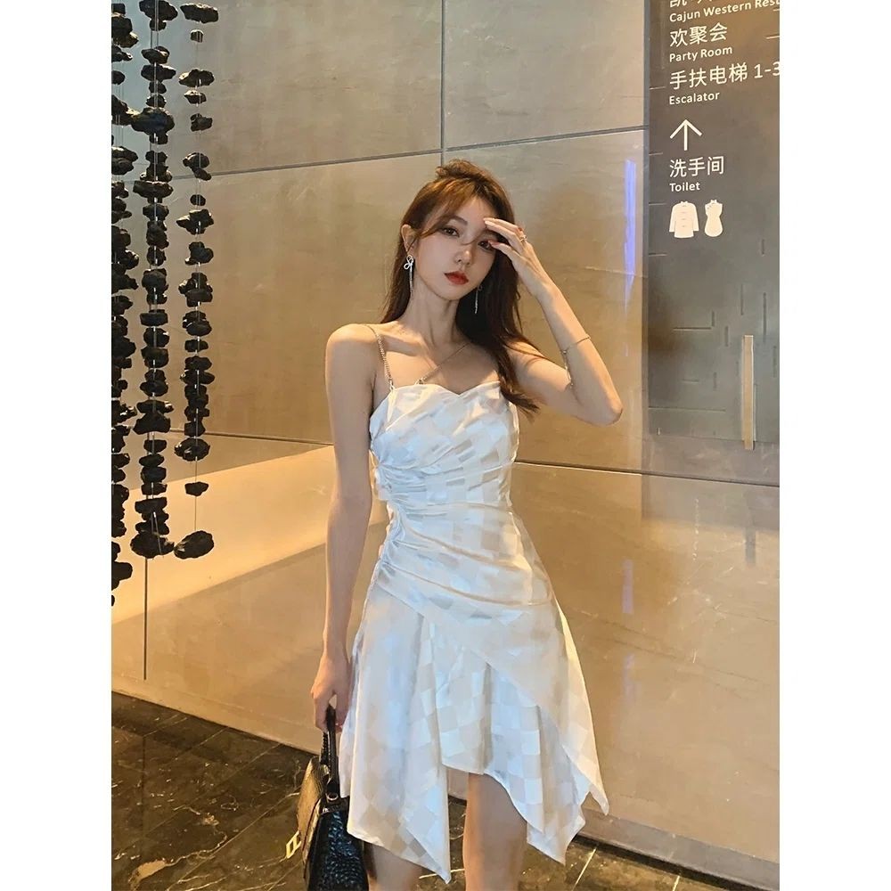 Temukan Pakaian Rok Pinggang Kotak-Kotak Putih Temperamen Ramping Rantai Selempang Mode Wanita Tidak