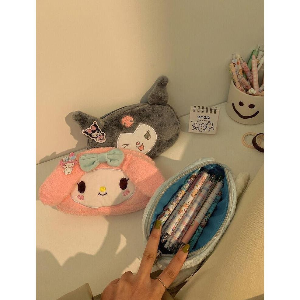 

JH8 PENSIL CASE SANRIO MELODY TEMPAT KOSMETIK PENSIL SERBAGUNA DOMPET MELODY PANJANG BULU POM2 LEMBUT IMPOR