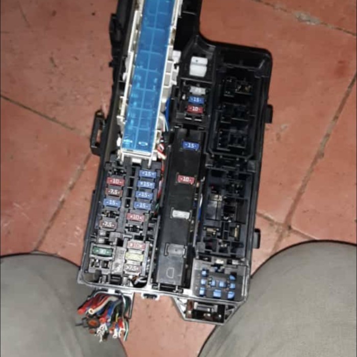 Fuse box atau box sekring komplit assy toyota innova bensin original