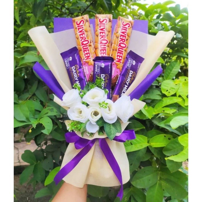 Buket VALENTINE Silverqueen Coklat dairymilk bunga putih cantik menarik ungu cream /paket/bingkisan