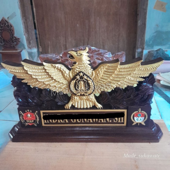 

Termantab] Papan nama meja Kayu Ukiran Burung Garuda Pancasila Custom Logo