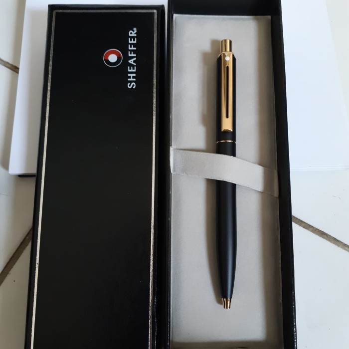 

SHEAFFER SENTINEL - BURGUNDY FEATURING NICKEL PLATE TRIM BALLPOINT.