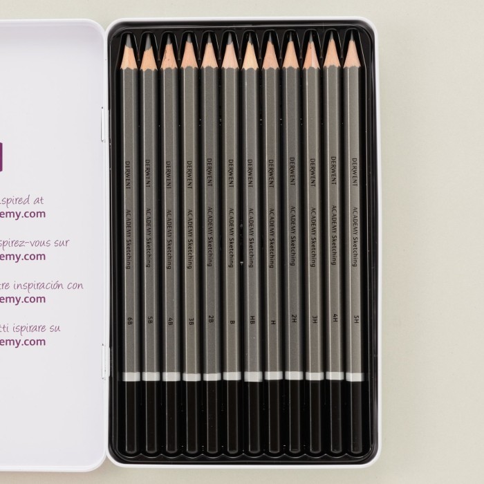 

PENSIL SKETSA GAMBAR DERWENT ACADEMY SKETCHING PENCIL SET METAL TIN