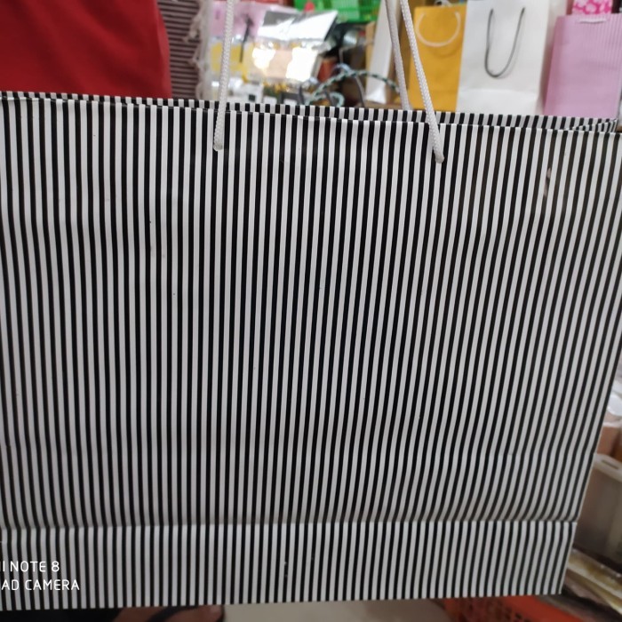 (12)Paper Bag Xl Salur Hitam Putih Terlaris Dan Termurah Isi 12Pcs