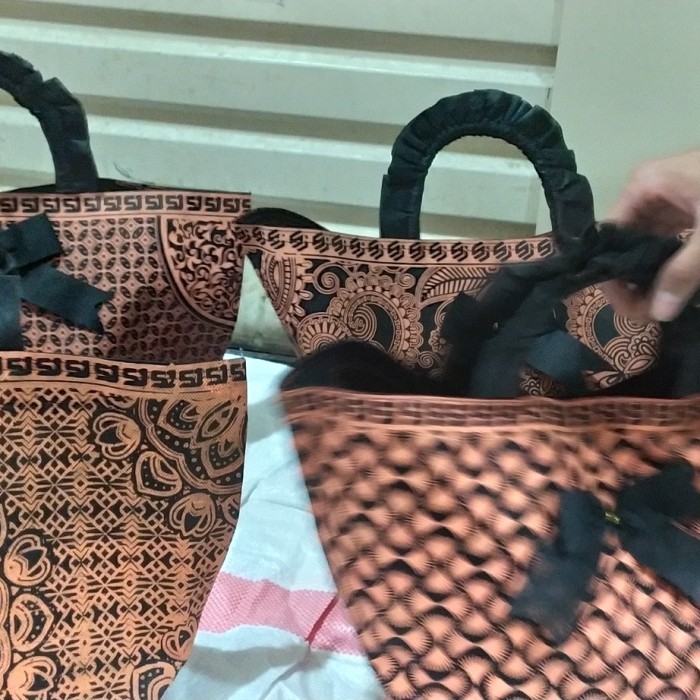 Tas Spunbond Kain Batik Nasi Kotak Isi 12Pcs