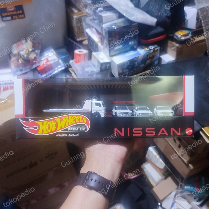 HOT WHEELS PREMIUM NISSAN DIORAMA SET