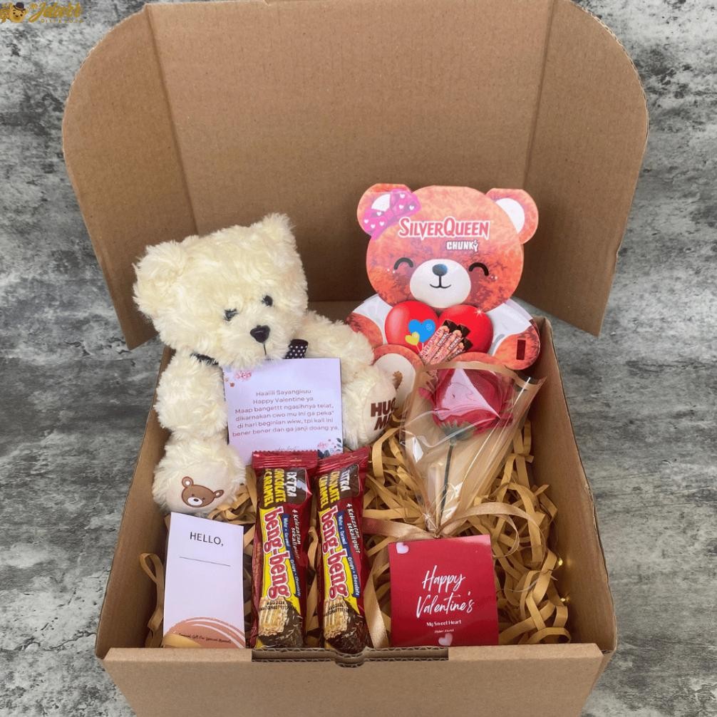 

ORIGINAL Hampers Gift Coklat Silverqueen Beruang Spesial Valentine Size Medium Hadiah Unik Cokelat Snack Box Kado Ulang Tahun Kejutan Viral Anniversay Terbaru Bisa Request isi Boneka Bunga AS25