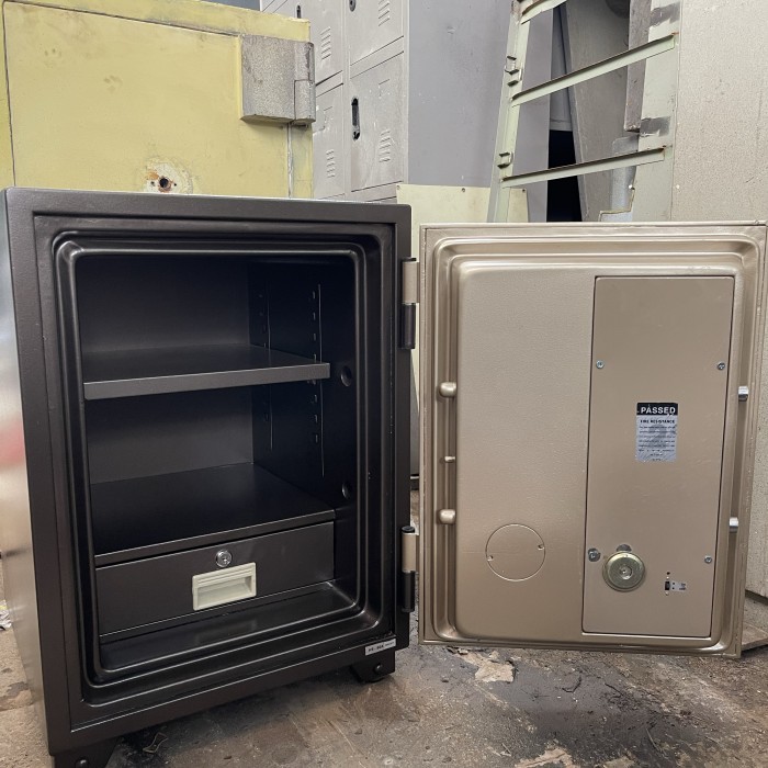Brankas Ichiban HS 60 A Tahan Api dan Air, Baja Galvanis, Ukuran Eksternal 665x463x512 mm, Berat 110 kg