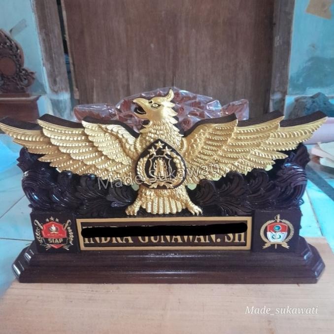 

>>>>>] Papan nama meja Kayu Ukiran Burung Garuda Pancasila Custom Logo