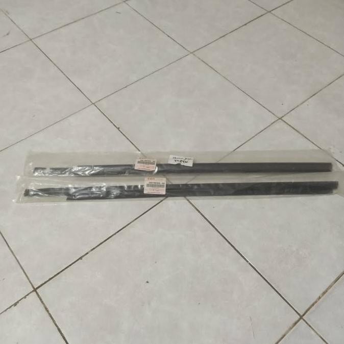 Pelipit Kaca Depan Luar Suzuki Splash Original Sgp Terbatas