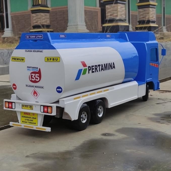 miniatur mobilan truk oleng tronton kayu tangki truk pertamina bagus